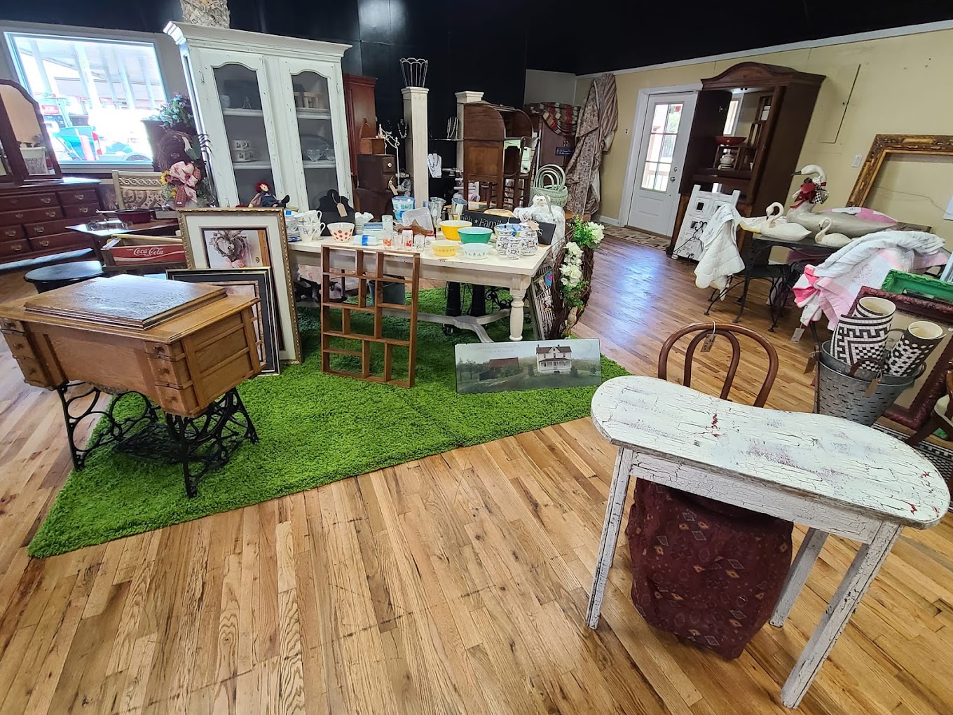Dream Market Shoppe booth display 1