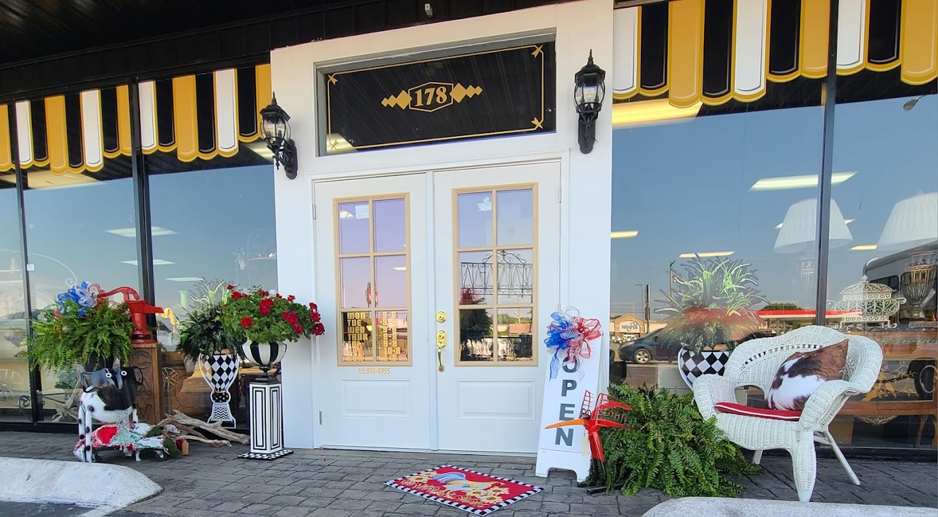 The Dream Market Shoppe storefront entrance at 178 S Hwy 27